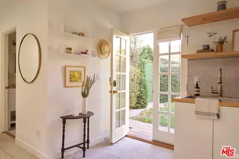 Entry Way - 655 Angelus Pl, Venice, CA 90291 photo 2 of 2