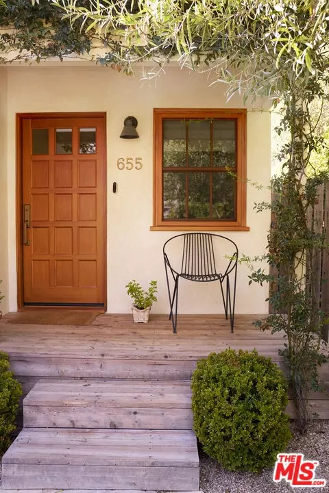 Exterior - 655 Angelus Pl, Venice, CA 90291 photo 2 of 11