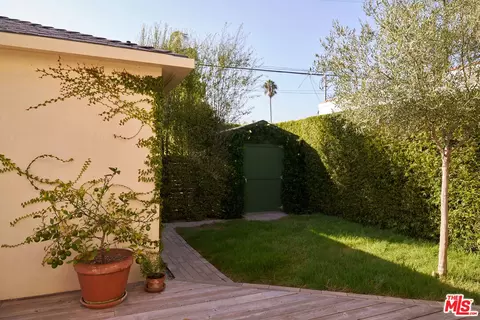 Exterior - 655 Angelus Pl, Venice, CA 90291 photo 4 of 11
