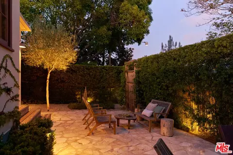Exterior - 655 Angelus Pl, Venice, CA 90291 photo 11 of 11