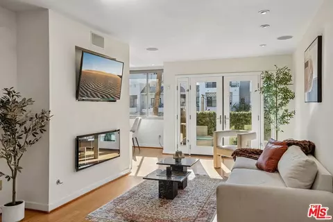 1124 N La Cienega Blvd #301, West Hollywood, CA 90069