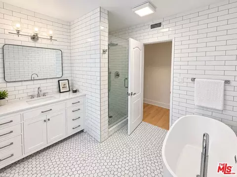 Bath - 3500 Wrightwood Dr, Studio City, CA 91604 photo 1 of 1