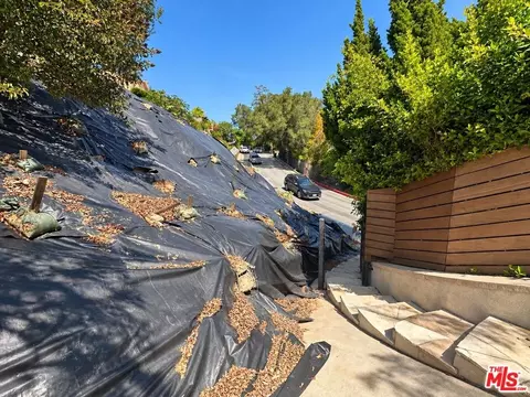Exterior - 3500 Wrightwood Dr, Studio City, CA 91604 photo 4 of 5