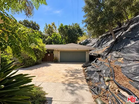 Exterior - 3500 Wrightwood Dr, Studio City, CA 91604 photo 2 of 5