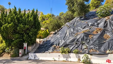 Exterior - 3500 Wrightwood Dr, Studio City, CA 91604 photo 5 of 5