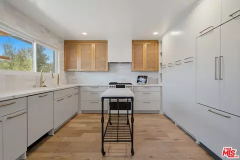 Kitchen - 2025 Victoria Ave, Oxnard, CA 93035 photo 1 of 6