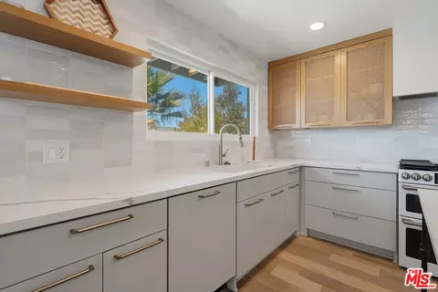 Kitchen - 2025 Victoria Ave, Oxnard, CA 93035 photo 4 of 6