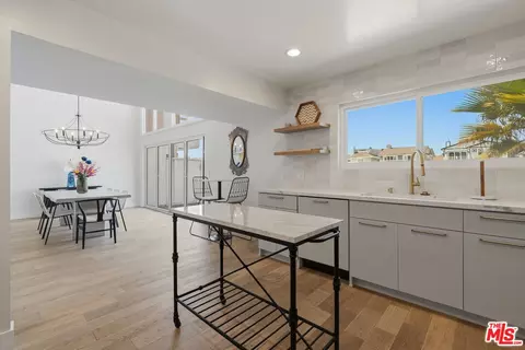 Kitchen - 2025 Victoria Ave, Oxnard, CA 93035 photo 5 of 6