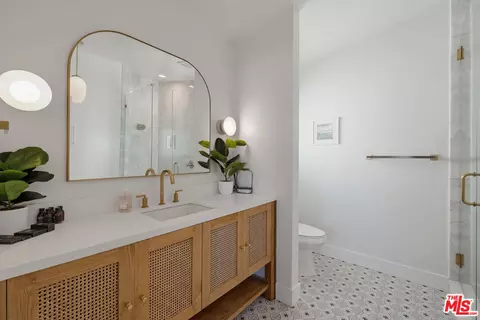 Bath - 2025 Victoria Ave, Oxnard, CA 93035 photo 2 of 4