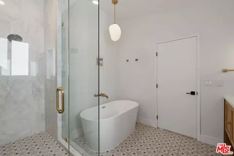 Bath - 2025 Victoria Ave, Oxnard, CA 93035 photo 3 of 4