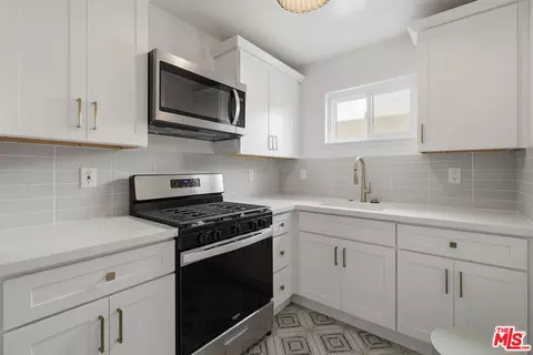 Kitchen - 2025 Victoria Ave, Oxnard, CA 93035 photo 6 of 6