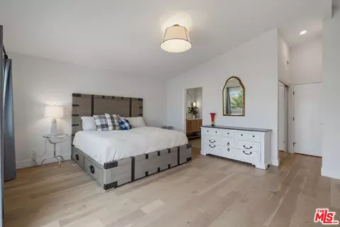 Bedroom - 2025 Victoria Ave, Oxnard, CA 93035 photo 4 of 11