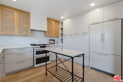 Kitchen - 2025 Victoria Ave, Oxnard, CA 93035 photo 3 of 6