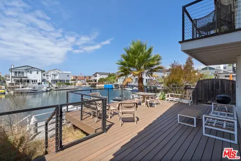 Exterior - 2025 Victoria Ave, Oxnard, CA 93035 photo 1 of 3