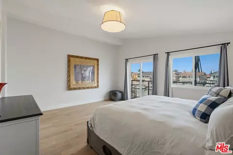 Bedroom - 2025 Victoria Ave, Oxnard, CA 93035 photo 5 of 11