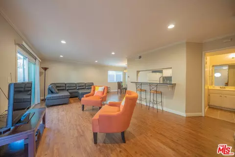11120 Moorpark St #2, Toluca Lake, CA 91602