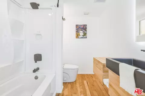 Bath - 61194 Prescott Trl, Joshua Tree, CA 92252 photo 2 of 3