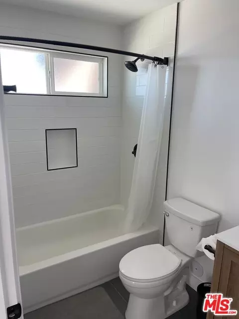 Bath - 1011 Coyote Ln, Barstow, CA 92311 photo 2 of 7