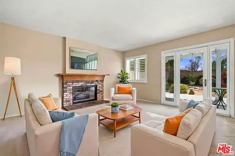 Living - 22064 Jodi Pl, Santa Clarita, CA 91350 photo 2 of 8
