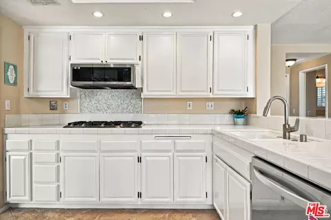 Kitchen - 22064 Jodi Pl, Santa Clarita, CA 91350 photo 2 of 5