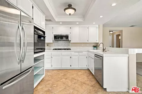 Kitchen - 22064 Jodi Pl, Santa Clarita, CA 91350 photo 3 of 5