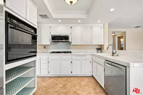 Kitchen - 22064 Jodi Pl, Santa Clarita, CA 91350 photo 4 of 5