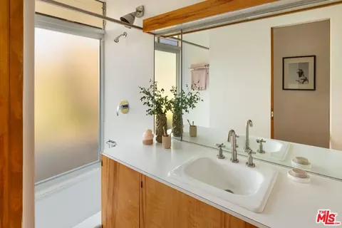 Bath - 3947 Markridge Rd, La Crescenta, CA 91214 photo 6 of 6