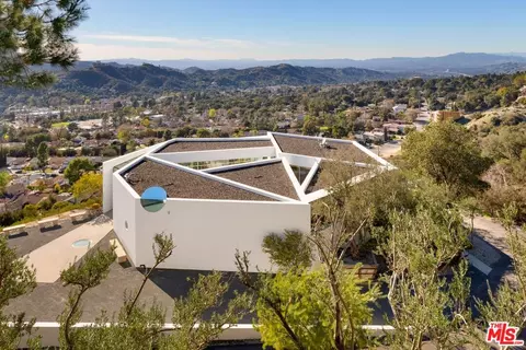 View/Area - 3947 Markridge Rd, La Crescenta, CA 91214 photo 1 of 2
