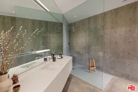 Bath - 3947 Markridge Rd, La Crescenta, CA 91214 photo 4 of 6