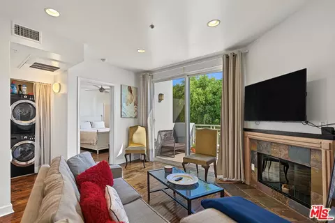 6038 Carlton Way #305, Los Angeles, CA 90028
