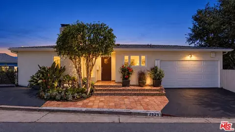 2525 Ivanhoe Dr, Los Angeles, CA 90039