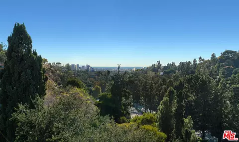 1579 Lindacrest Dr, Beverly Hills, CA 90210