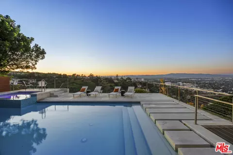 3851 Beverly Ridge Dr, Sherman Oaks, CA 91423