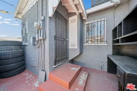 Exterior - 601 W Arbutus St, Compton, CA 90220 photo 3 of 5