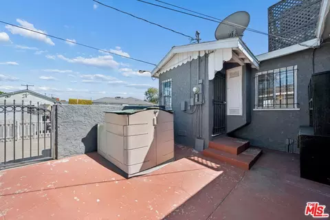 Exterior - 601 W Arbutus St, Compton, CA 90220 photo 4 of 5