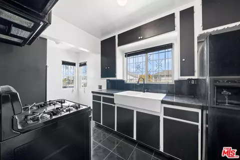 Kitchen - 601 W Arbutus St, Compton, CA 90220 photo 2 of 3