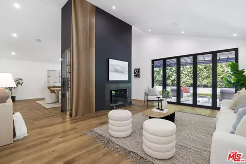 5900 Nita Ave, Woodland Hills, CA 91367