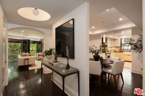 11715 Chenault St #204, Los Angeles, CA 90049