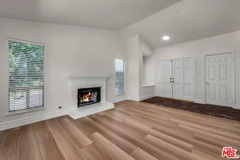 Living - 455 Kennerick Ln, Simi Valley, CA 93065 photo 2 of 11