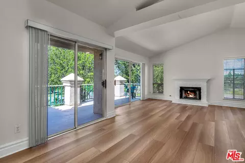 Living - 455 Kennerick Ln, Simi Valley, CA 93065 photo 5 of 11