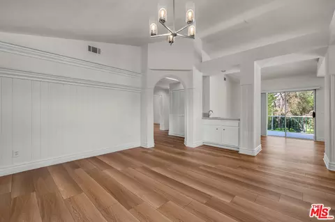 Living - 455 Kennerick Ln, Simi Valley, CA 93065 photo 6 of 11