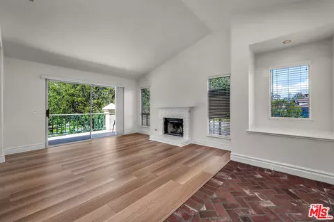 Living - 455 Kennerick Ln, Simi Valley, CA 93065 photo 7 of 11