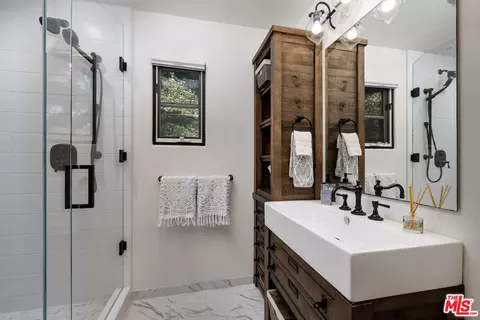 Bath - 195 Sheffield Dr, Montecito, CA 93108 photo 4 of 4