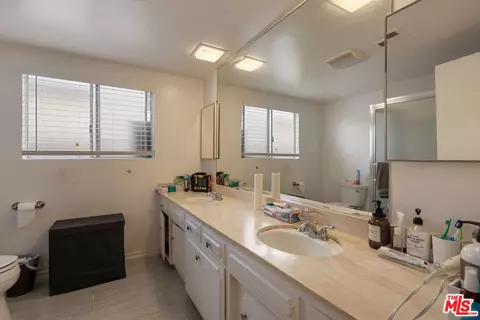 Bath - 122 N Cedar St, Glendale, CA 91206 photo 2 of 8