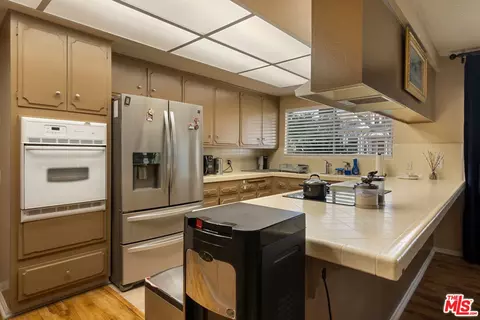 Kitchen - 122 N Cedar St, Glendale, CA 91206 photo 5 of 13