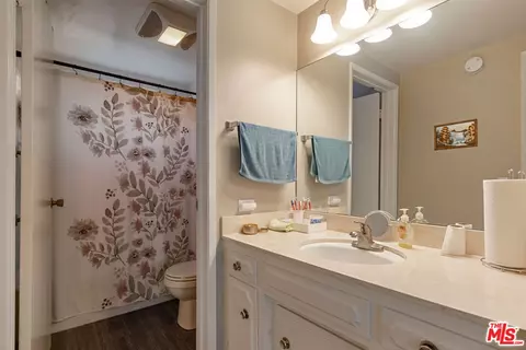 Bath - 122 N Cedar St, Glendale, CA 91206 photo 1 of 8