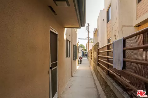 Entry Way - 122 N Cedar St, Glendale, CA 91206 photo 3 of 3
