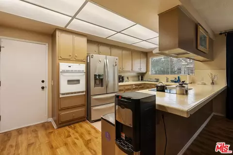 Kitchen - 122 N Cedar St, Glendale, CA 91206 photo 6 of 13