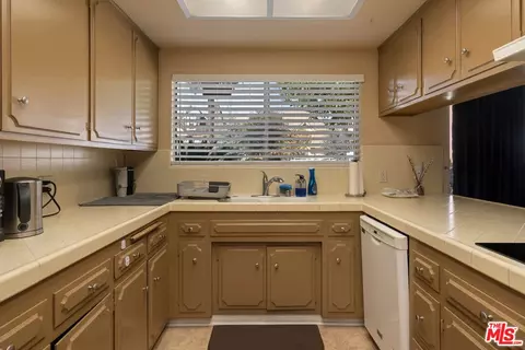 Kitchen - 122 N Cedar St, Glendale, CA 91206 photo 7 of 13