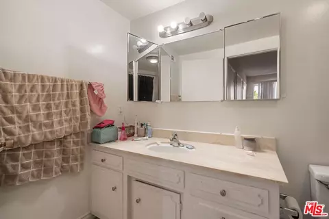 Bath - 122 N Cedar St, Glendale, CA 91206 photo 6 of 8
